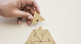 Letztes Puzzleteil eines dreieckigen Puzzles wird eingebaut: Gesellschaftler-Geschäftsführer-Versorgung