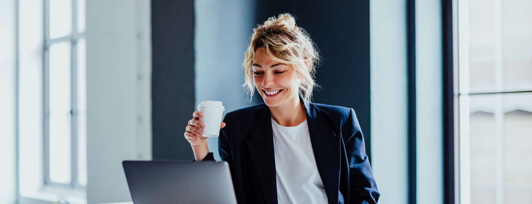 Allianz Pension Partners, Aktuelles und Wissenswertes: Eine Frau vor einem Laptop. 