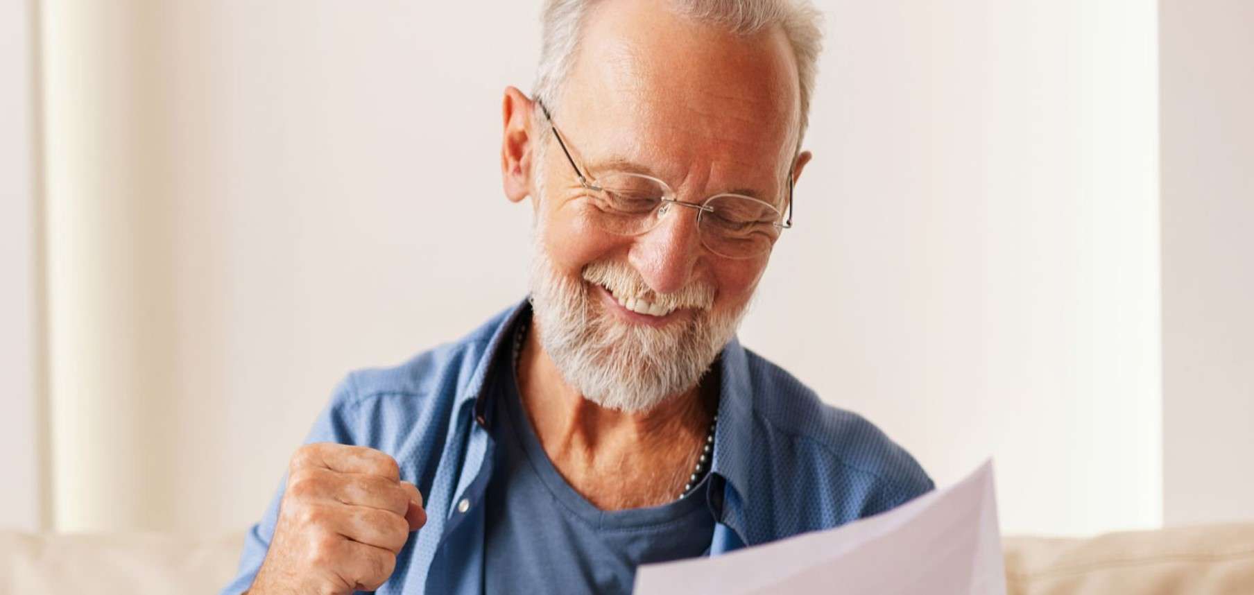 Allianz Pension Partners: finanziell gut aufgestellt in Rente gehen. Ein Mann freut sich über einen Brief in der Post.