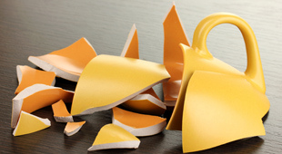 Zerbrochene gelbe Tasse: Berufsunfähigskeitsversicherung