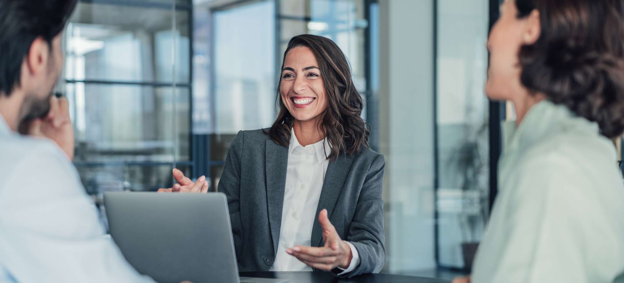 Allianz Pension Partners, Karriere: Drei Personen in einem Besprechungsraum.