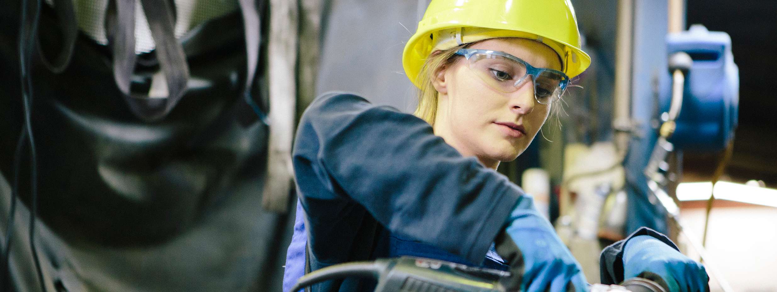 Allianz Pension Partners: Berufsunfähigkeitsversicherung. Eine Frau fräst in einer Werkstatt.