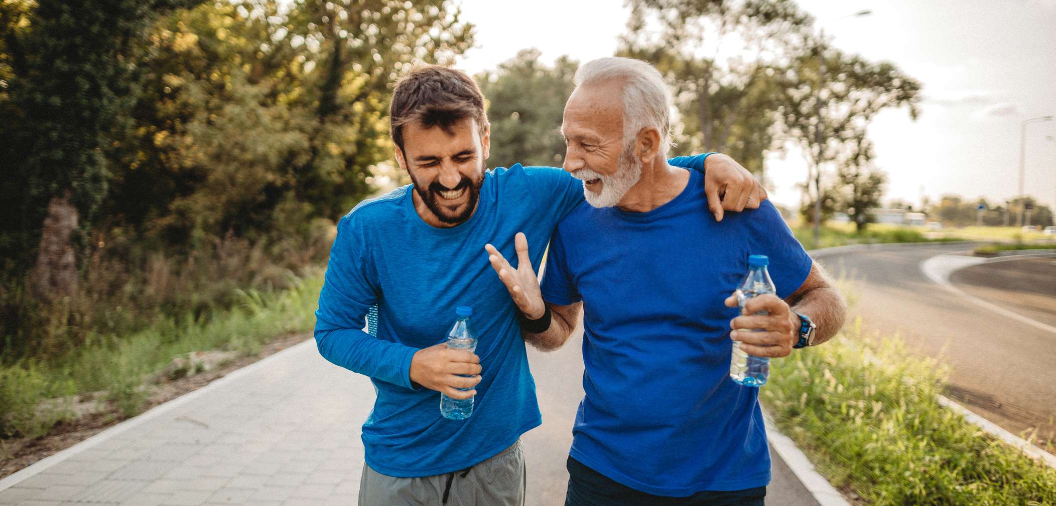 Allianz Pension Partners: Betriebliche Krankenversicherung. Zwei Männer laufen nebenher und nehmen eine Pause vom joggen.