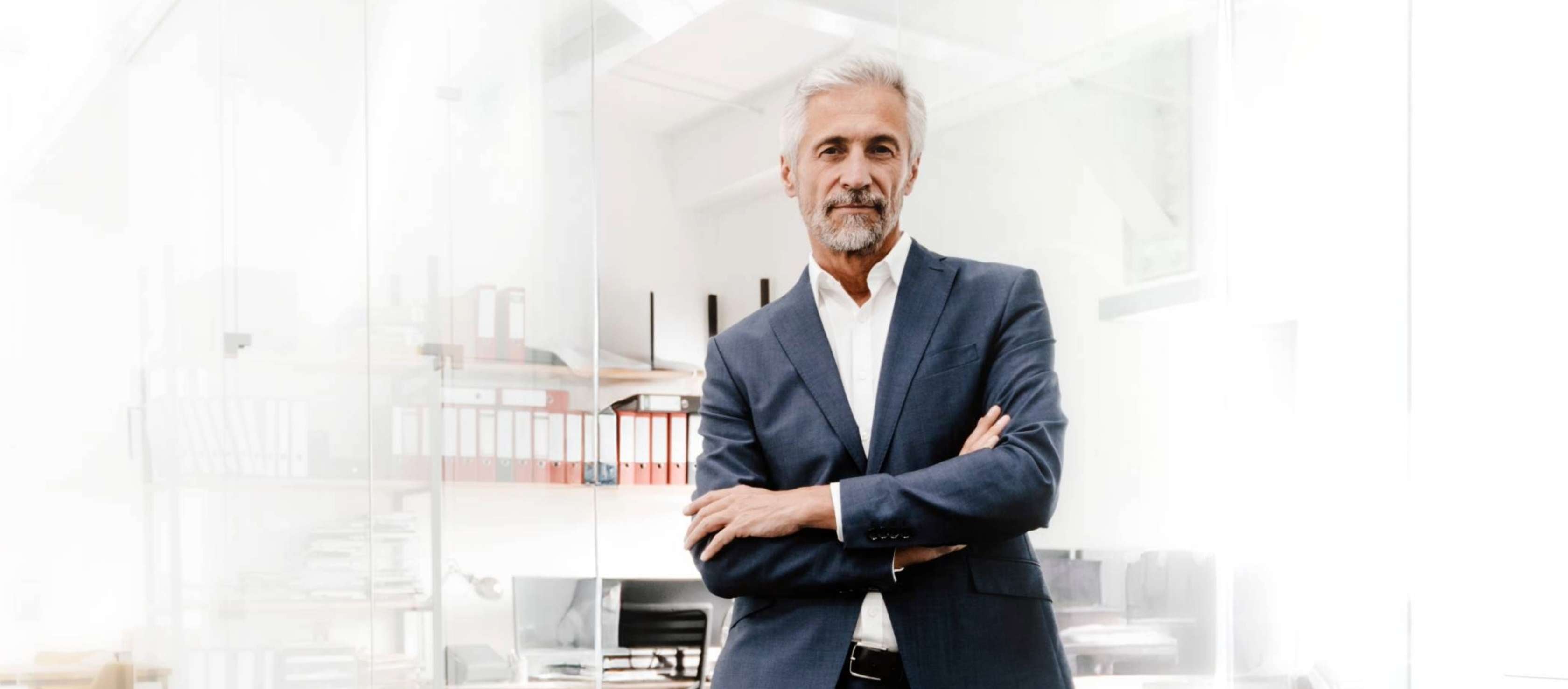 Allianz Pension Partners, Serviceangebot für Unternehmen: Ein Mann steht im Büro und schaut in die Kamera.