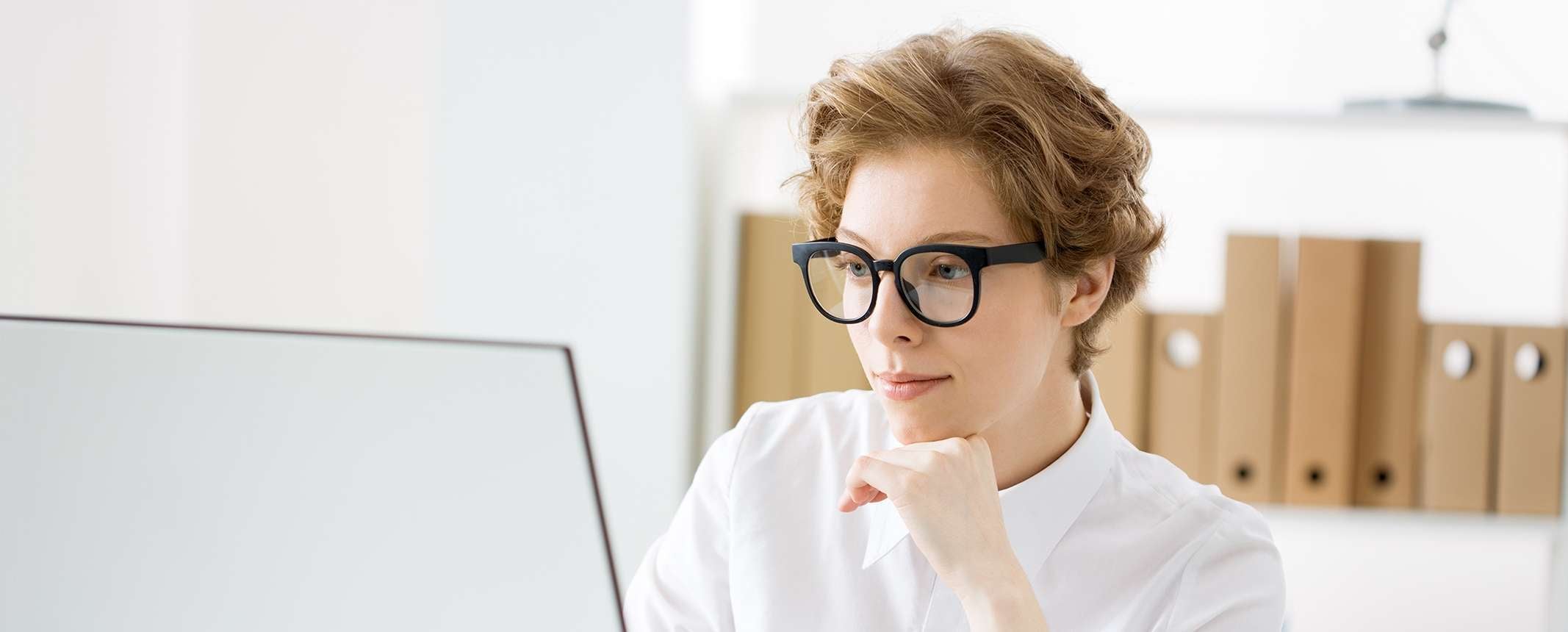 Allianz Pension Partners, Services für Unternehmen: Eine Frau sitzt am Computer.