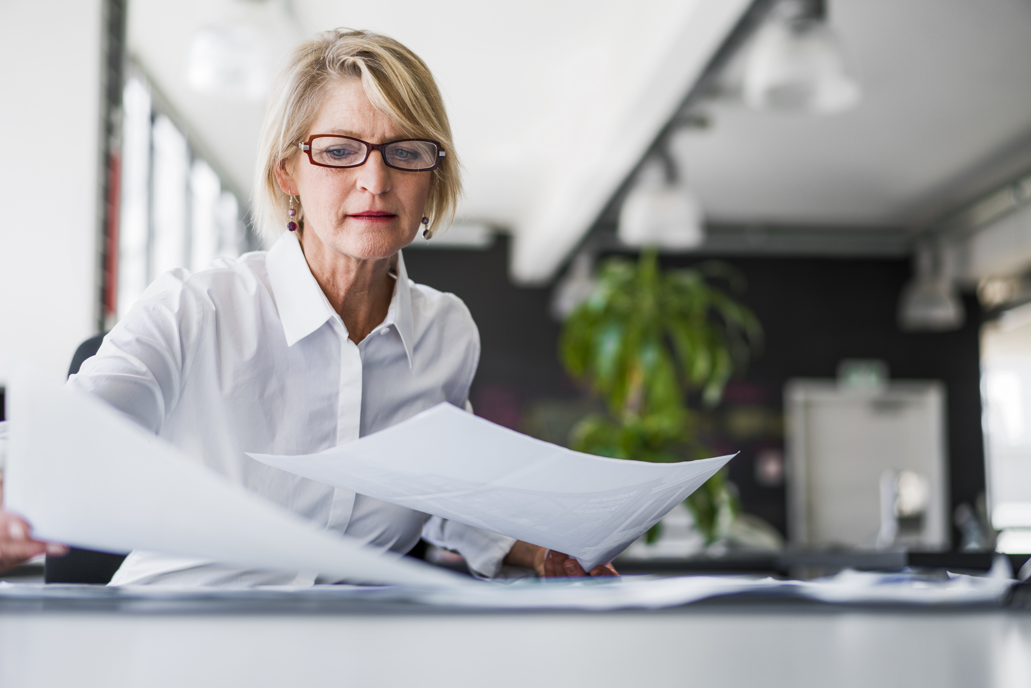 Frau am Arbeitsplatz